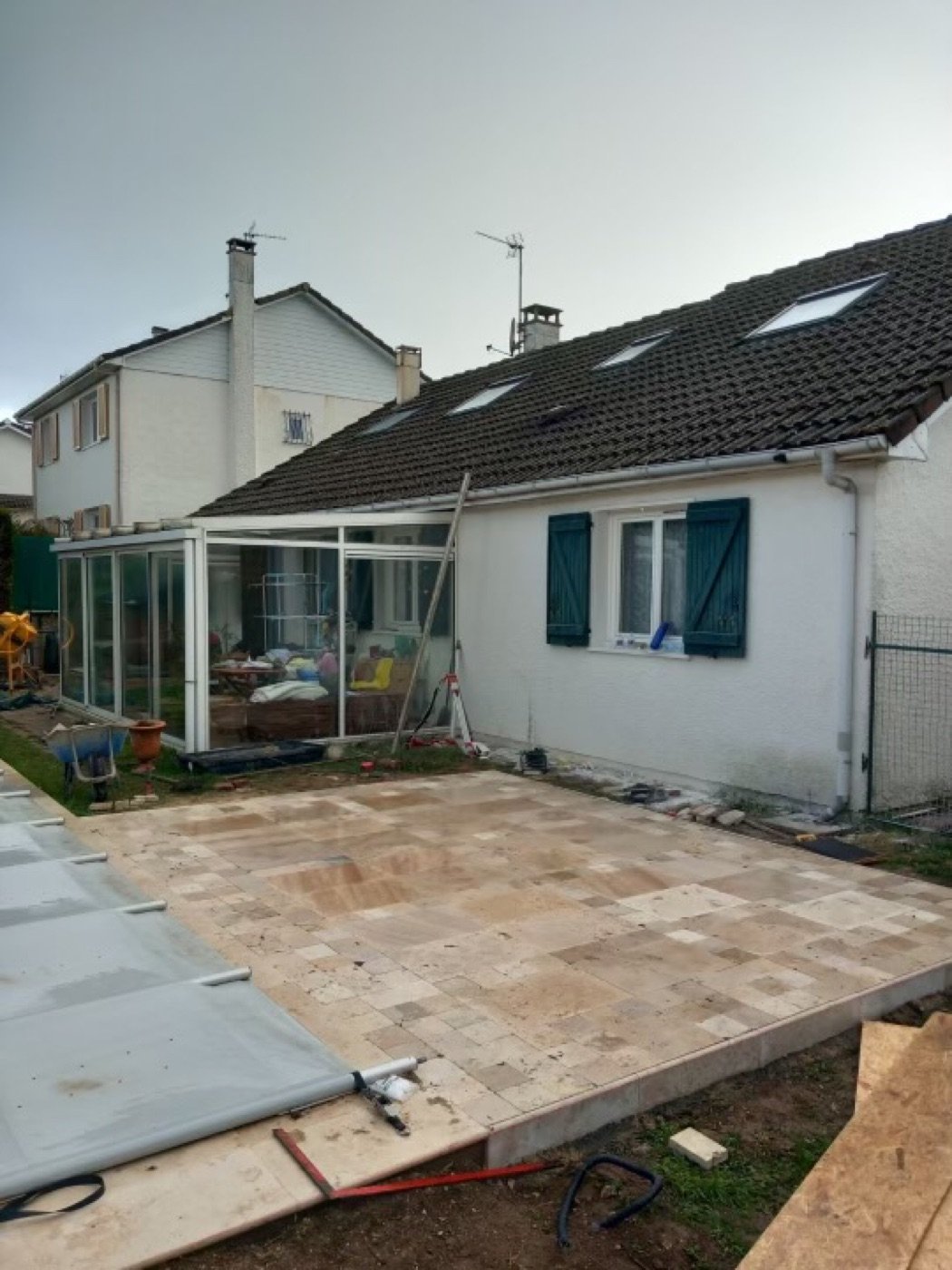 La terrasse en pierre terminée